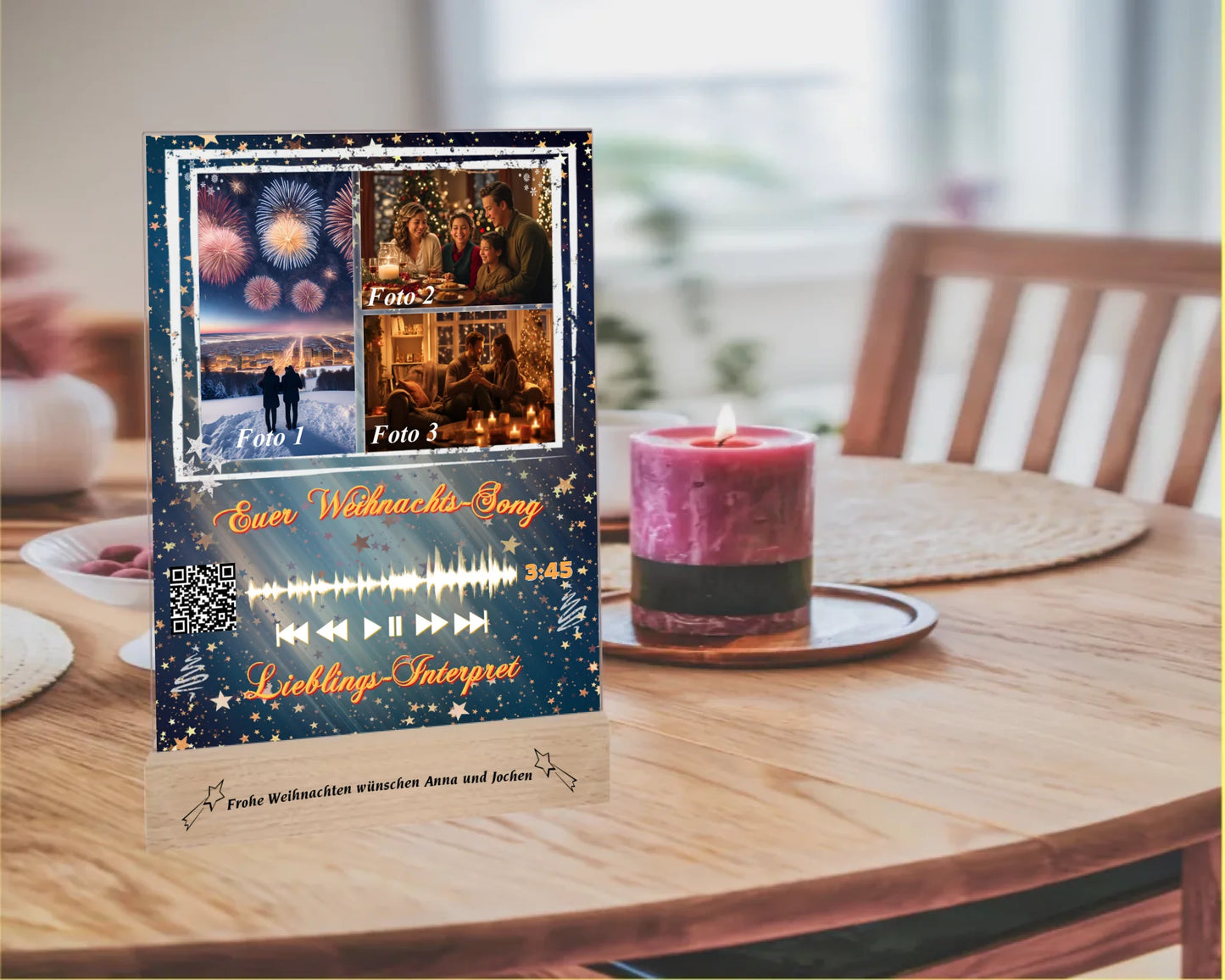 acrylglas-15x20cm-mit-graviertem-standfuss-aus-echtholz-acrylglas-mit-3-fotos-und-ausgewähltem-songtitel-und-interpret-mit-qr-code-design-hintergrund-dunkelgrün-mit verlauf-in-die farbe-silber-mit-vielen-kleinen-sternen-standfuss-graviert-mit-namen-oder-wunschtext-acrylaufsteller-steht-auf-esstisch-neben-einer-kerze