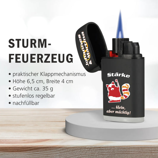 jetflame-feuerzeug-schwarz-mit-deckel-geoeffnet-nikolausgeschenk-kollegen-personalisierbar-mit-namen-und-charaktereigenschaft-dazu-erscheint-ein-passendes-motiv-hier-waschbär-in-rot-orange-und-weißer-text-staerke-klein-aber-maechtig-neben-feuerzeug-Produktdetails