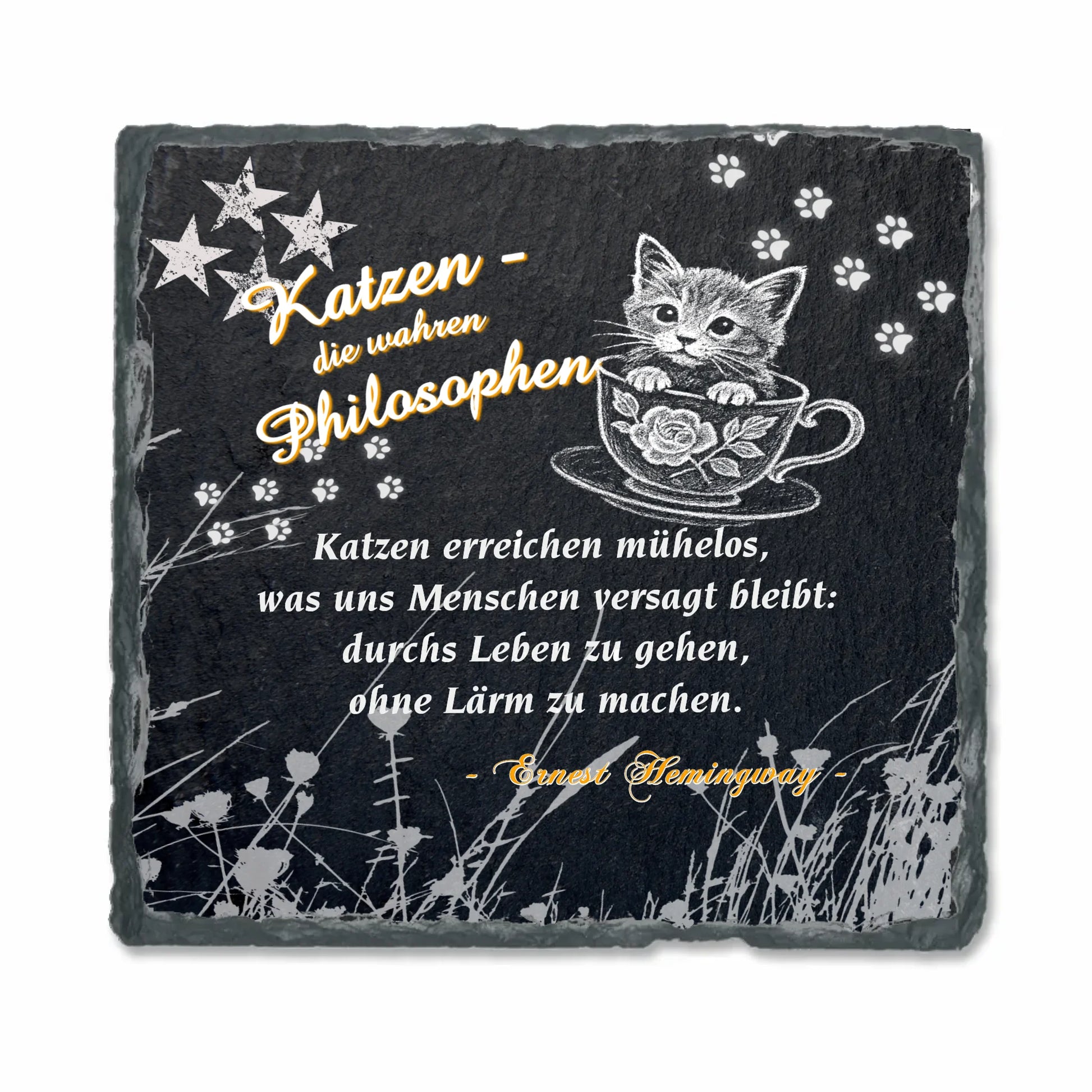 schieferplatte-15x15cm-schwarz-weihnachtsgeschenk-gestaltet-mit-einem-von-sechs-berühmten-zitaten-über-katzen-design-mit-weißem-katzenmotiv-suesse-katze-in-tasse-weisse-pfotenabdruecke-und-sterne-in-den-oberen-ecken