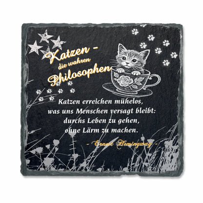 schieferplatte-15x15cm-schwarz-weihnachtsgeschenk-gestaltet-mit-einem-von-sechs-berühmten-zitaten-über-katzen-design-mit-weißem-katzenmotiv-suesse-katze-in-tasse-weisse-pfotenabdruecke-und-sterne-in-den-oberen-ecken