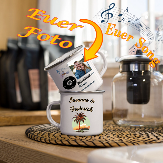 zwei-personalisierte-emaille-tassen-mit-namen-foto-und-song-qr-code-jeweils-vorder-und-rueckansicht-auf-tisch-neben-kaffeekanne