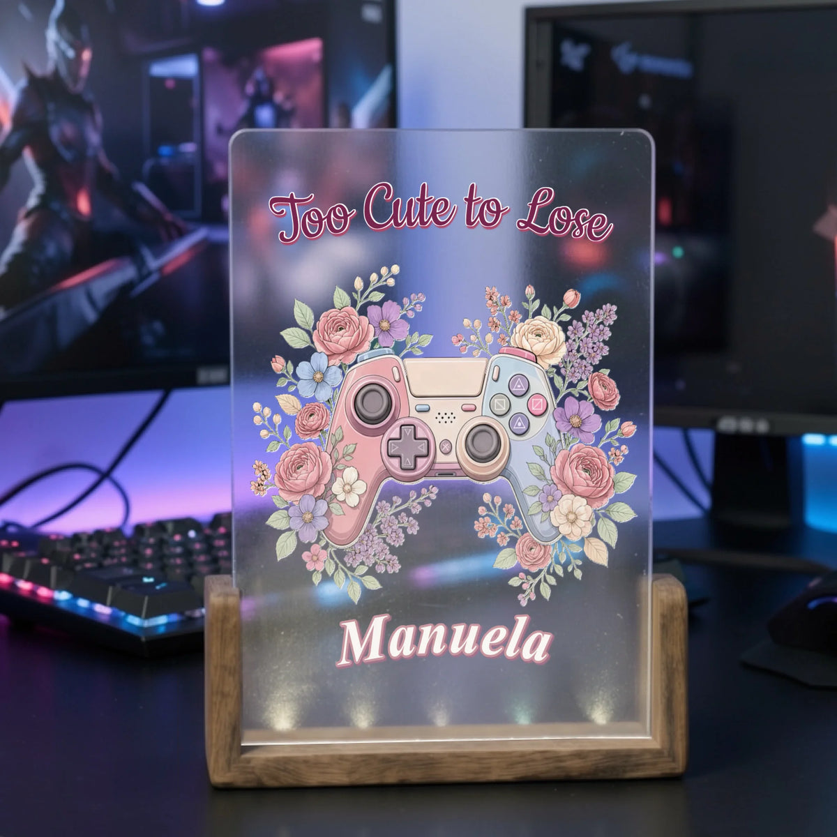 personalisierte-gaming-lampe-mit-namen-controller-und-pastellfarbenen-blumen-auf-gaming-schreibtisch