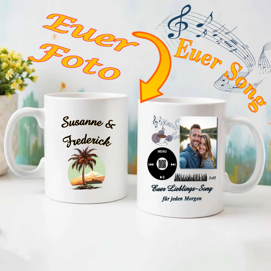 personalisierte-kaffeetasse-mit-foto-und-songcode-vorder-und-rueckseite-auf-tisch-mit-hinweis-für-personalisierung