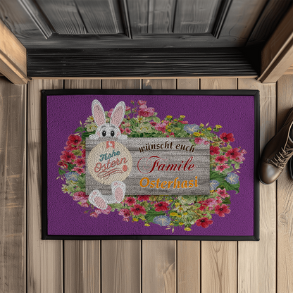 fußmatte-lila-mit-gummirand-zeigt-holzschild-mit-blumen-und-osterhase-verziert-aufschrift-personalisierbar-frohe-ostern-wünscht-familie-osterhasi