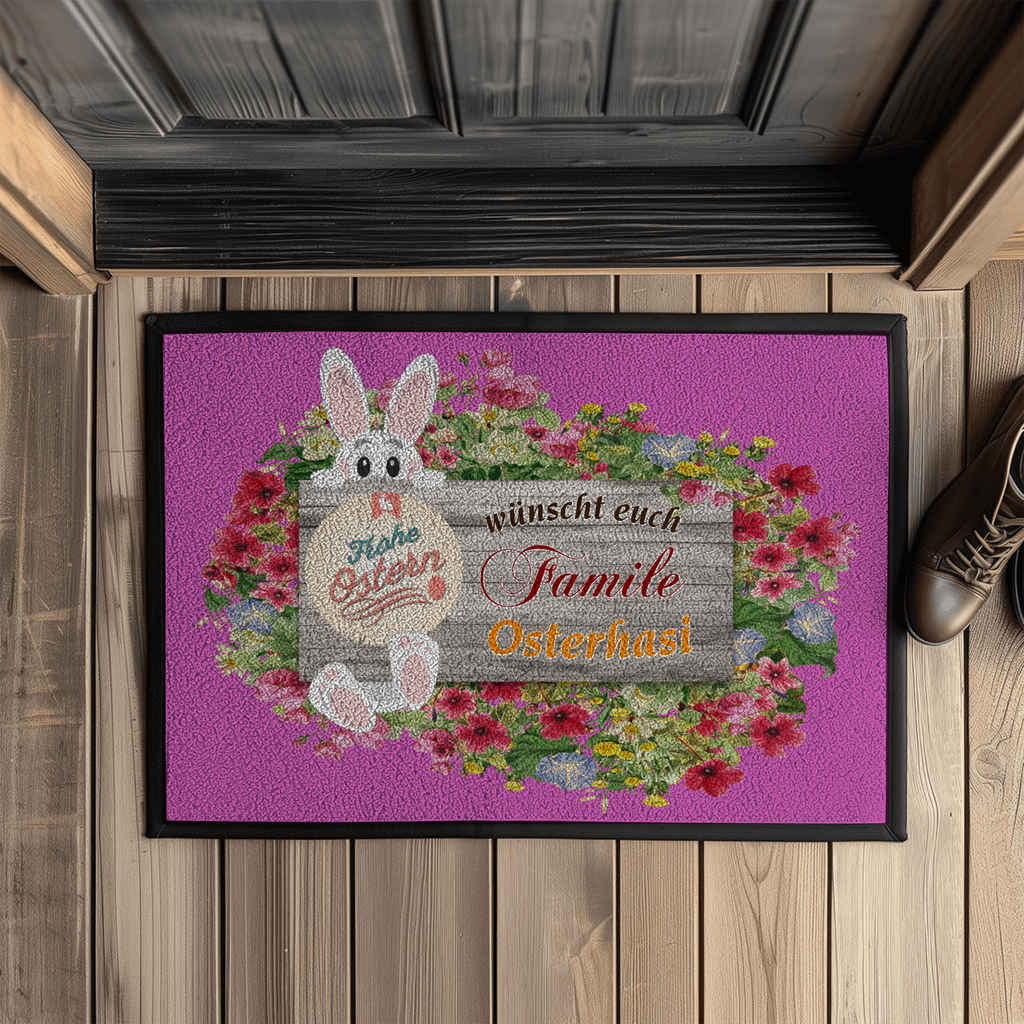 fußmatte-pink-mit-gummirand-zeigt-holzschild-mit-blumen-und-osterhase-verziert-aufschrift-personalisierbar-frohe-ostern-wünscht-familie-osterhasi