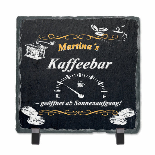 personalisierte-schieferplatte-mit-standfuß-quadratisch-schwarz-mit-name-und-spruch-geöffnet-ab-sonnenaufgang-und motiven-wie-kaffeebohnen-und-kaffeemühle-und-einer-fast-leeren-tankanzeige
