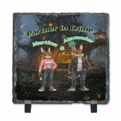 personalisierte-schieferplatte-15x15cm-mit-namen-über-zwei-hasen-in-streetstyle-kleidung-mit-schriftzug-partner-in-crime-auf-futuristischem-waldmotiv-als-hintergrund