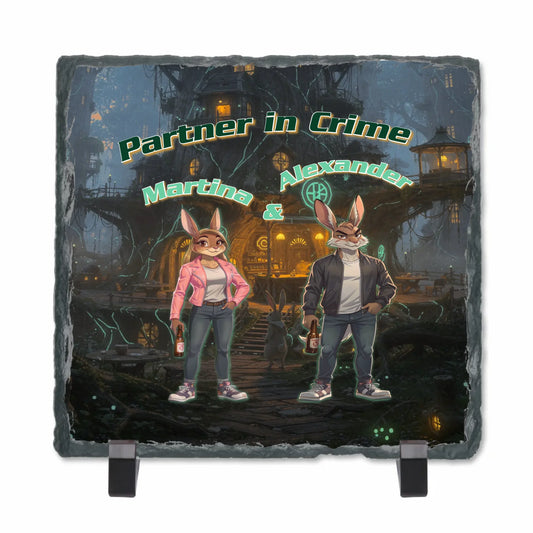 personalisierte-schieferplatte-15x15cm-mit-namen-über-zwei-hasen-in-streetstyle-kleidung-mit-schriftzug-partner-in-crime-auf-futuristischem-waldmotiv-als-hintergrund