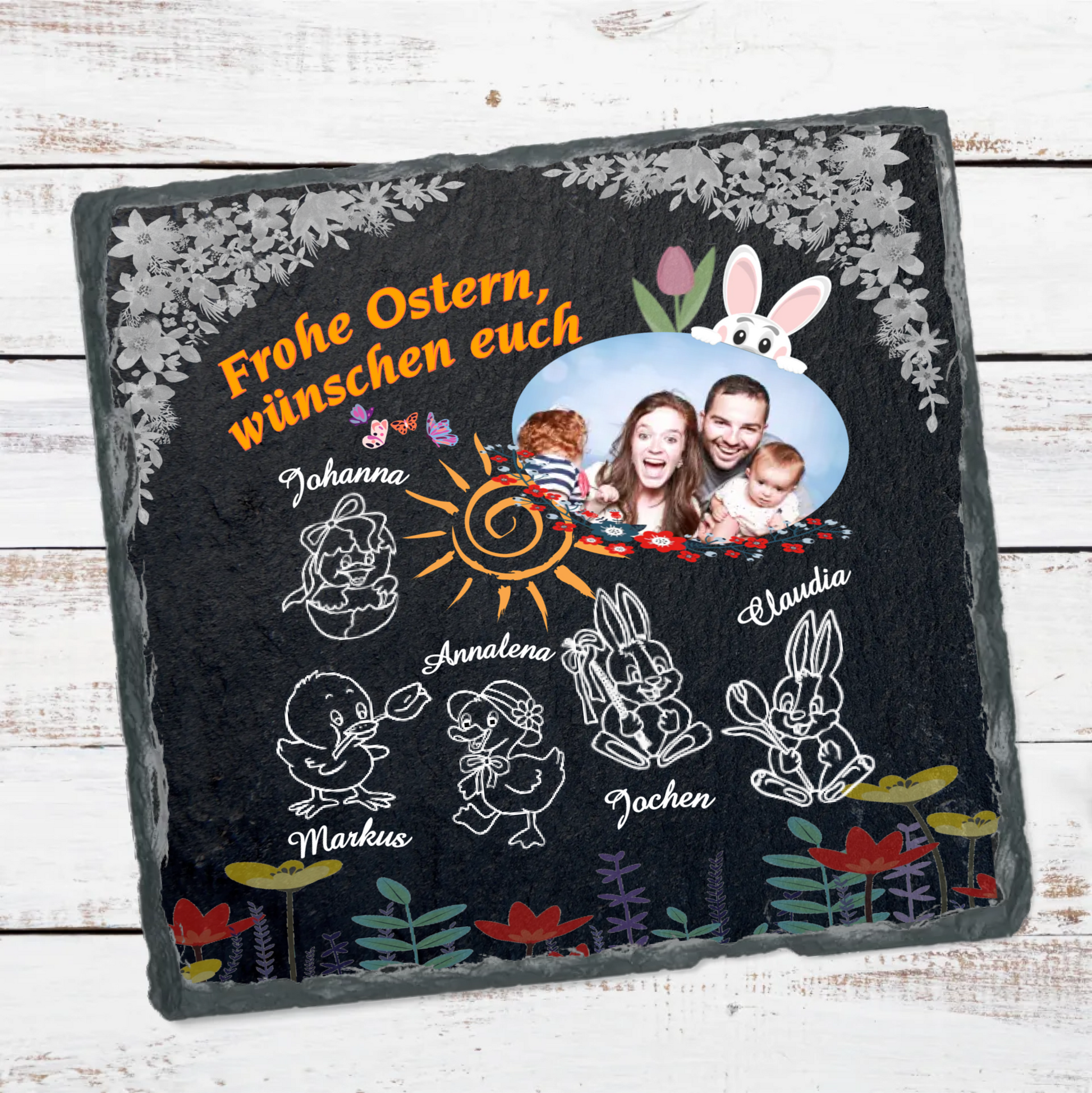 schwarze-schieferplatte-14x14cm-mit-gebrochenem-rand-personalisierbar-mit-den-namen-der-familienmitglieder-neben-verschiedenen-charakteren-wie-ente-hase-küken-und-hochgeladenem-foto-hinter-dem-ein-hase-hervorschaut