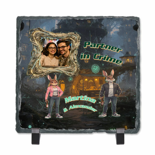 personalisierte-schieferplatte-15x15cm-mit-foto-und-namen-über-zwei-hasen-in-streetstyle-kleidung-mit-schriftzug-partner-in-crime-auf-futuristischem-waldmotiv-als-hintergrund