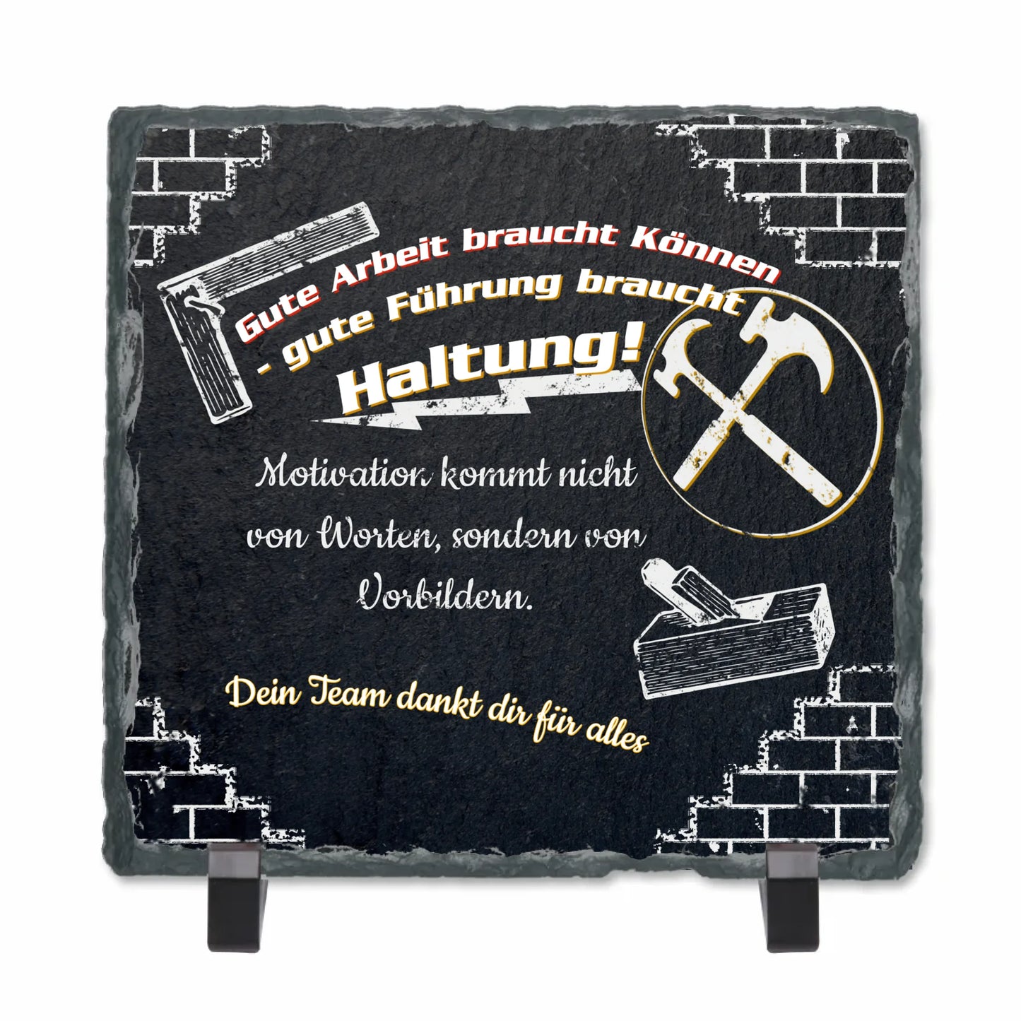 schieferplatte-quadratisch-mit-standfuss-und-personalisierten-text-als-geschenk-fuer-chefin