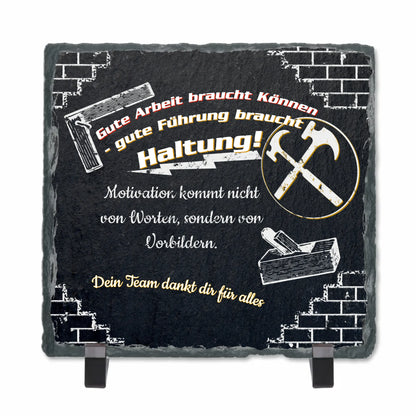 schieferplatte-quadratisch-mit-standfuss-und-personalisierten-text-als-geschenk-fuer-chefin