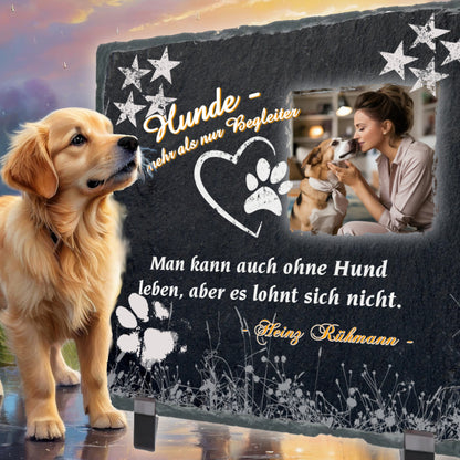 schieferplatte-15x15cm-schwarz-mit-standfuss-personalisiert-weihnachtsgeschenk-mit-eigenem-foto-und-einem-von-sechs-hunde-zitaten-design-in-weiss-mit-pfotenabdruck-und-sternen-in-den-ecken