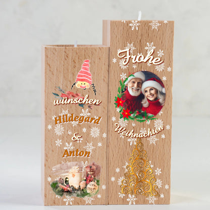 teelichthalter-massiv-holz-2er-set-4,5x4,5cm-12-und-14cm-hoch-personalisiert-mit-foto-und-zwei-namen-weihnachtliches-design-kerzenhalter-rechts-mit-schriftzug-frohe-ueber-dem-foto-mit-ovalem-rahmen-aus-zweigen-darunter-schriftzug-weihnachten-ganz-unten-weihnachtsbaum-ornament-in-gold-design-kerzenhalter-links-wichtelkopf-mit-roter-muetze-darunter-schriftzug-wuenschen-und-die-beiden-personalisierten-namen-ganz-unte-weihnachtliches-gedeck-in-aquarell-optik-teelichhalter-wird-in-nahaufnahme-gezeigt
