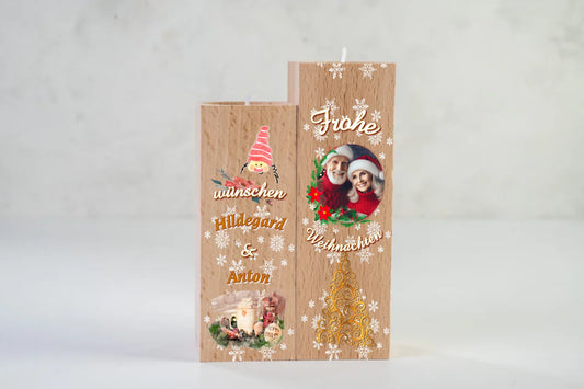 teelichthalter-massiv-holz-2er-set-4,5x4,5cm-12-und-14cm-hoch-personalisiert-mit-foto-und-zwei-namen-weihnachtliches-design-kerzenhalter-rechts-mit-schriftzug-frohe-ueber-dem-foto-mit-ovalem-rahmen-aus-zweigen-darunter-schriftzug-weihnachten-ganz-unten-weihnachtsbaum-ornament-in-gold-design-kerzenhalter-links-wichtelkopf-mit-roter-muetze-darunter-schriftzug-wuenschen-und-die-beiden-personalisierten-namen-ganz-unte-weihnachtliches-gedeck-in-aquarell-optik-teelichhalter-auf-neutralem-weissen-hintergrund