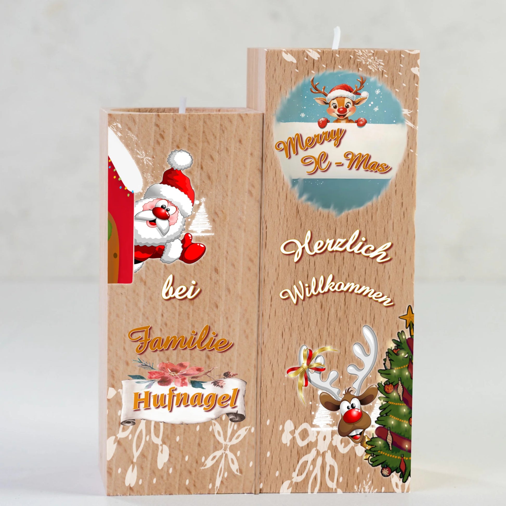 teelichthalter-massiv-holz-2er-set-4,5x4,5cm-12-und-14cm-hoch-personalisiert-mit-familiennamen-weihnachtliches-design-im-comic-style-kerzenhalter-rechts-mit-schneeflocken-oben-ein-rentier-mit-banner-und-schriftzug-merry-x-mas-darunter-schriftzug-herzlich-willkommen-und-ganz-unten-ein-lustiges-rentier-schaut-hinter-weihnachtsbaum-hervor-kerzenhalter-links-oben-winkt-ein-weihnachtsmann-darunter-der schriftzug-bei-familie-personalisierter-familienname-teelichthalter-wird-in-nahaufnahme-gezeigt