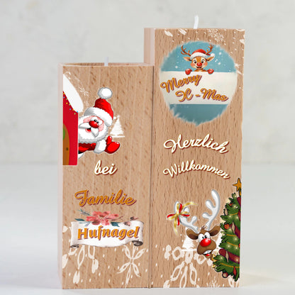 teelichthalter-massiv-holz-2er-set-4,5x4,5cm-12-und-14cm-hoch-personalisiert-mit-familiennamen-weihnachtliches-design-im-comic-style-kerzenhalter-rechts-mit-schneeflocken-oben-ein-rentier-mit-banner-und-schriftzug-merry-x-mas-darunter-schriftzug-herzlich-willkommen-und-ganz-unten-ein-lustiges-rentier-schaut-hinter-weihnachtsbaum-hervor-kerzenhalter-links-oben-winkt-ein-weihnachtsmann-darunter-der schriftzug-bei-familie-personalisierter-familienname-teelichthalter-wird-in-nahaufnahme-gezeigt