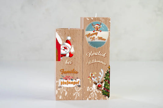 teelichthalter-massiv-holz-2er-set-4,5x4,5cm-12-und-14cm-hoch-personalisiert-mit-familiennamen-weihnachtliches-design-im-comic-style-kerzenhalter-rechts-mit-schneeflocken-oben-ein-rentier-mit-banner-und-schriftzug-merry-x-mas-darunter-schriftzug-herzlich-willkommen-und-ganz-unten-ein-lustiges-rentier-schaut-hinter-weihnachtsbaum-hervor-kerzenhalter-links-oben-winkt-ein-weihnachtsmann-darunter-der schriftzug-bei-familie-personalisierter-familienname-teelichthalter-auf-neutralem-weissen-hintergrund