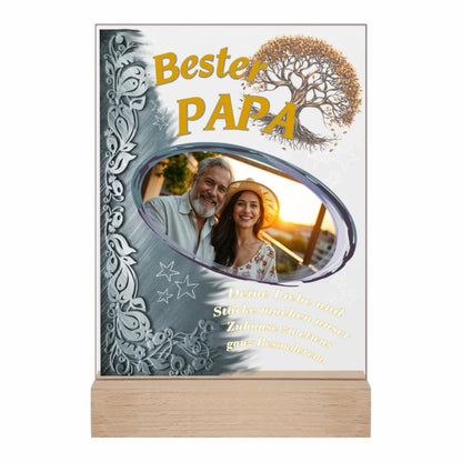 fotoaufsteller-aus-acryl-mit-echtholzsockel-mit-personalisierbaren-foto-silbernen-akzent-auf-der-linken-seite-und-einem-goldgelben-lebensbaum-über-dem-foto-steht-ester-papa-unter-dem-foto-einer-der-fünf-wählbaren-sprüchesteht