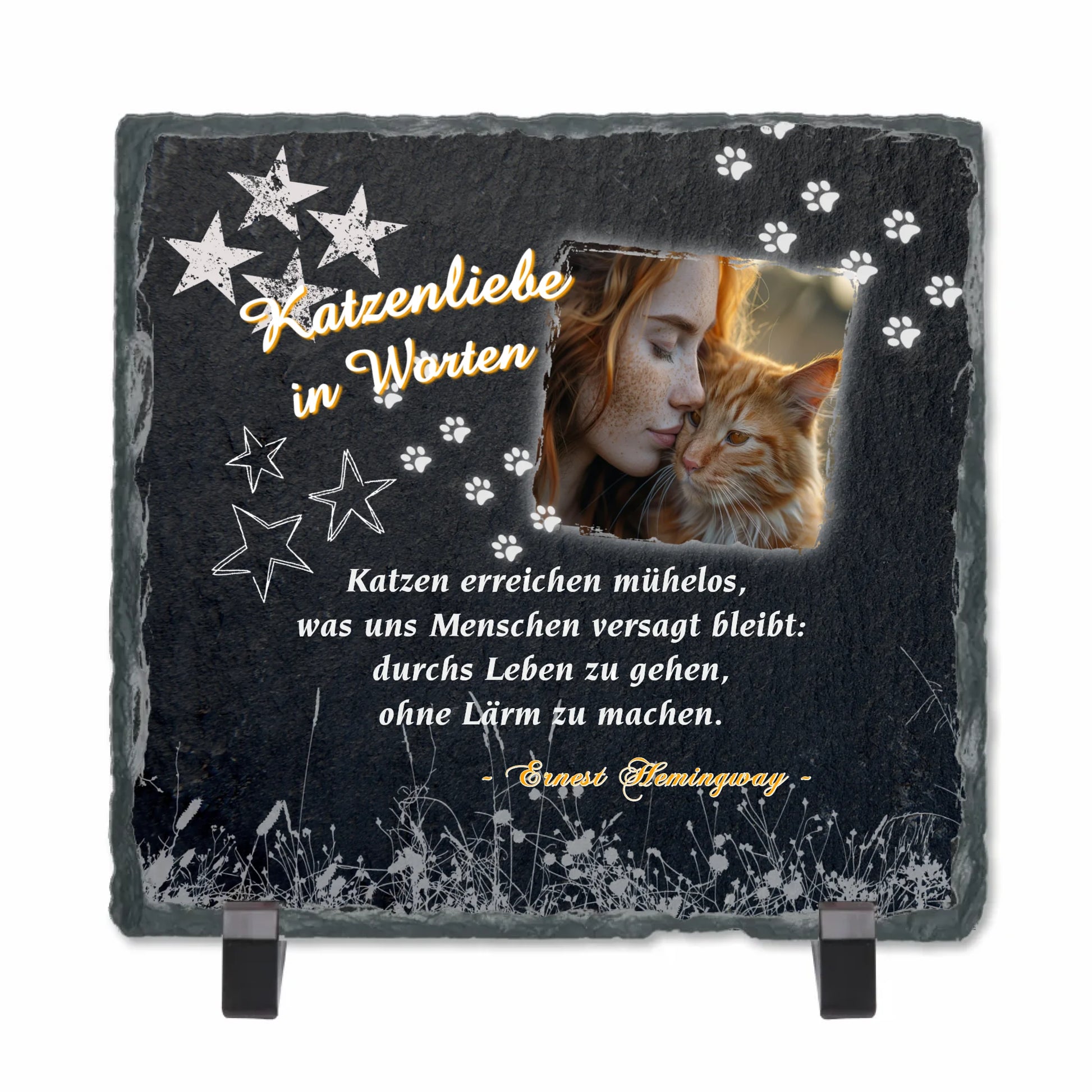 personalisiertes-geschenk-fur-katzenliebhaber-mit-foto-auf schieferplatte-schwarz-mit-zitat-über-katzen-in-weißer-schrift-mit-standfuß