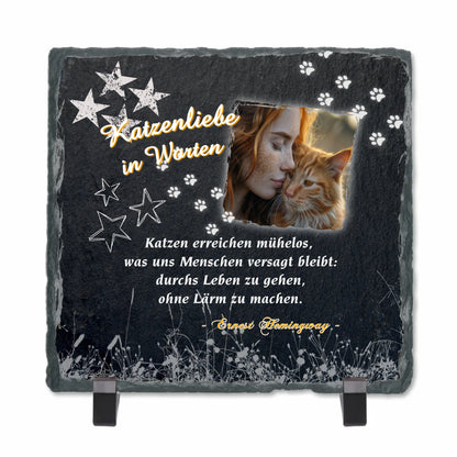 personalisiertes-geschenk-fur-katzenliebhaber-mit-foto-auf schieferplatte-schwarz-mit-zitat-über-katzen-in-weißer-schrift-mit-standfuß