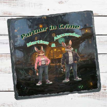 schieferplatte-15x15cm-mit-modernen-hasen-in-streetstyle-kleidung-personalisiert-mit-namen-und-schriftzug-partner-in-crime-auf-futuristischem-waldmotiv-als-hintergrund