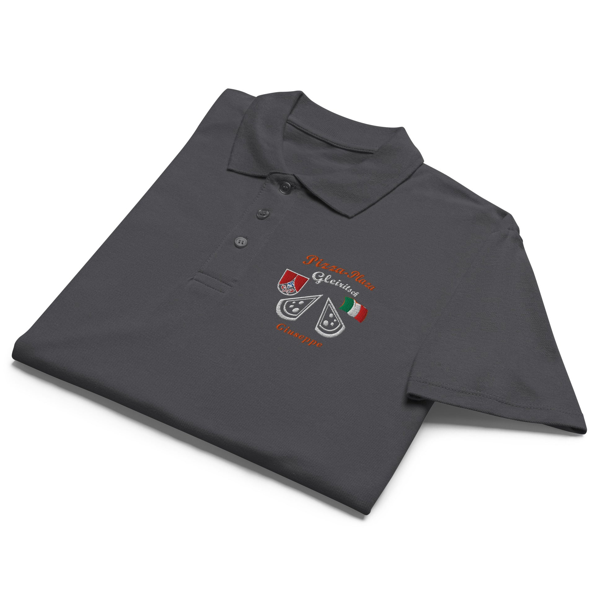 weißes-poloshirt-mit-gesticktem-logo-pizza-plaza-getragen-von-einer-frau-und-einem-mann-die-nebeneinander-stehen