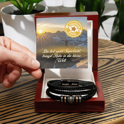 armband-in-holzbox-auf-rustikalem-tisch-mit-grußkarte-premium-papa