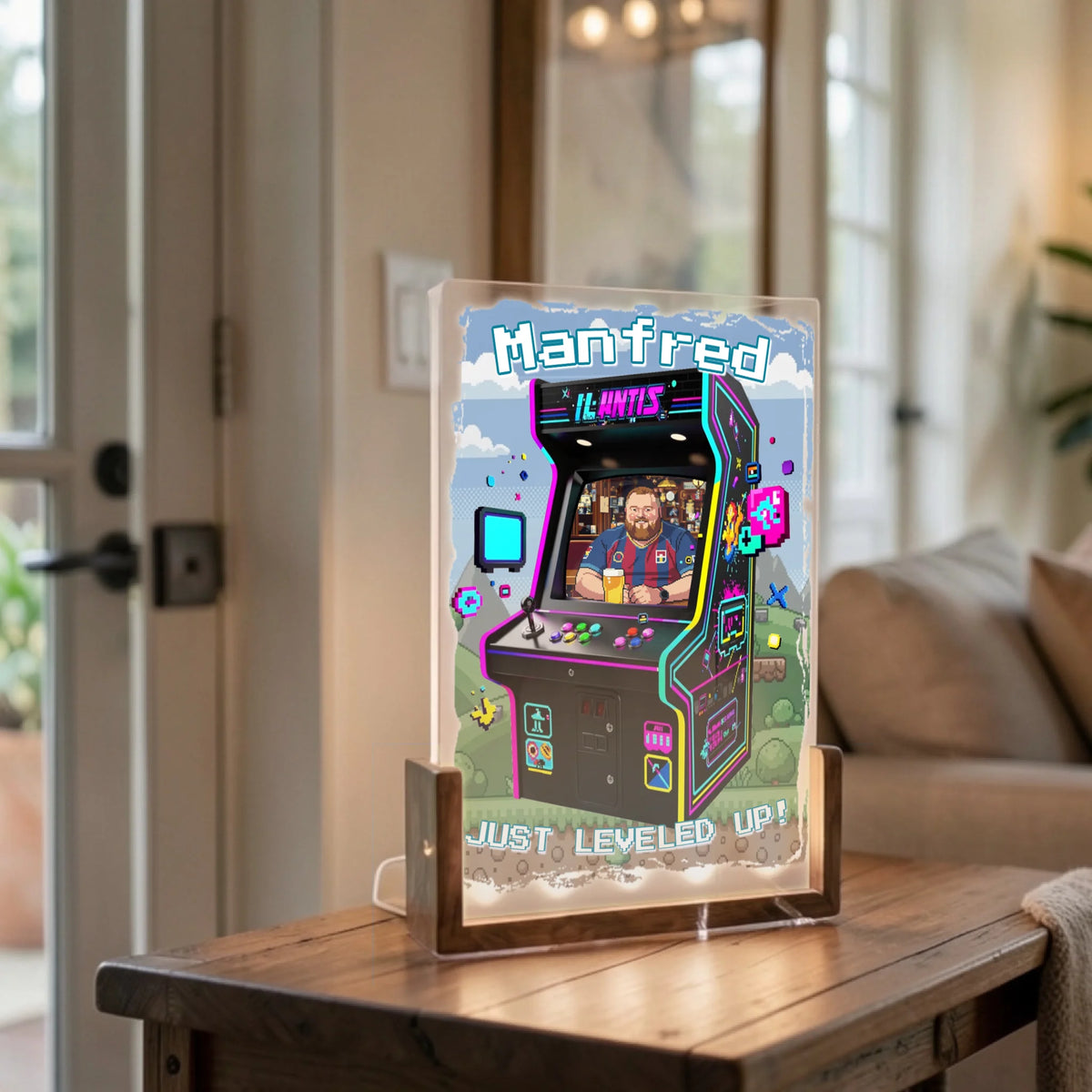 led-acryl-lampe-mit-personalisiertem-8-bit-arcade-motiv-auf-wohnzimmertisch