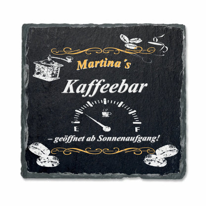 personalisierte-schieferplatte-15x15cm-quadratisch-schwarz-mit-name-und-spruch-geöffnet-ab-sonnenaufgang-und motiven-wie-kaffeebohnen-und-kaffeemühle-und-einer-fast-leeren-tankanzeige