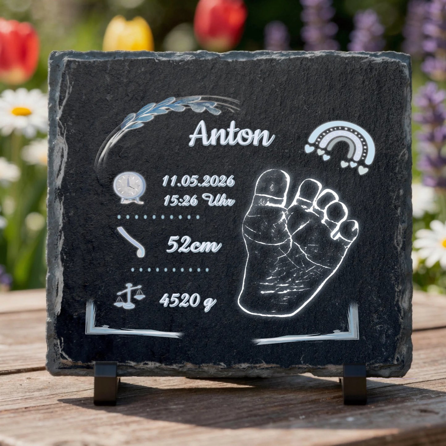 schieferplatte-mit-baby-fussabdruck-als-geschenk-fuer-eltern-und-familie-zur-geburt