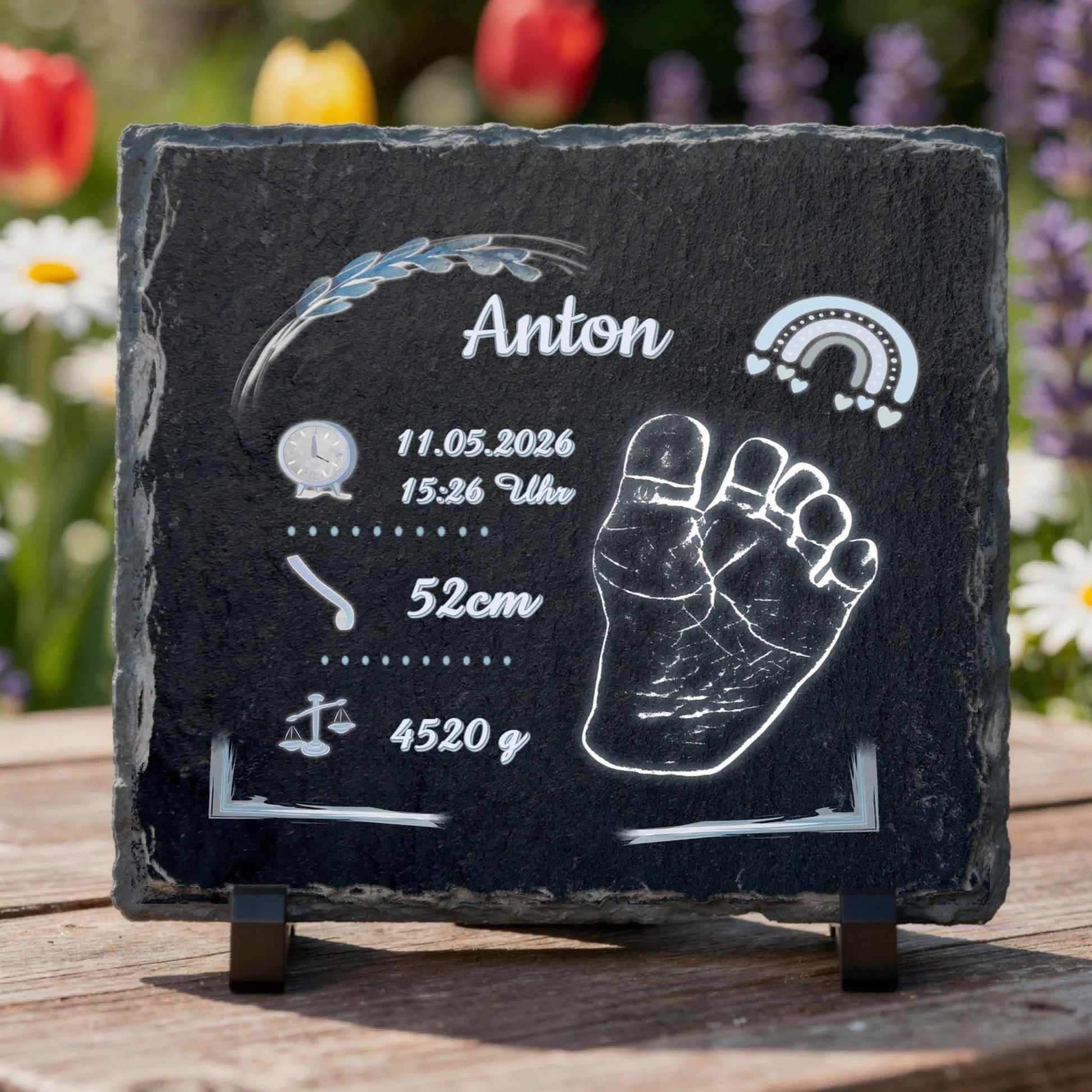 schieferplatte-mit-baby-fussabdruck-als-geschenk-fuer-eltern-und-familie-zur-geburt