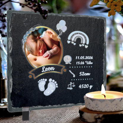 schieferplatte-mit-babyfoto-auf-standfuss-aufgestellt-als-erinnerungsstueck