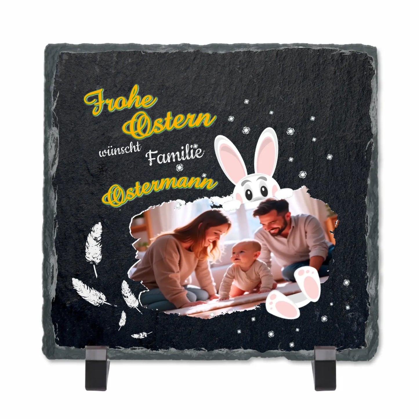 schieferplatte-frohe-ostern-mit-foto-und-familienname-personalisiert-osterhase-schaut-hinter-foto-hervor