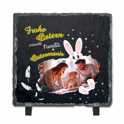 schieferplatte-frohe-ostern-mit-foto-und-familienname-personalisiert-osterhase-schaut-hinter-foto-hervor