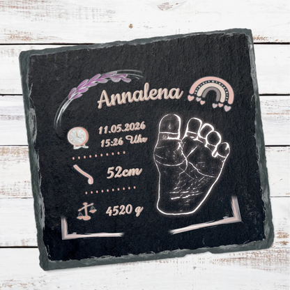 schieferplatte-personalisiert-mit-fussabdruck-aus-echtem-schiefer-mit-rosa-design-15x15-cm