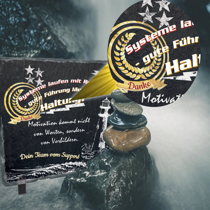 schieferplatte-quadratisch-detailansicht-aufdruck-text-personalisiert