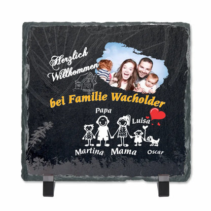 personalisierte-schieferplatte-quadratisch-15x15-cm-mit-standfuß-design-mit-namen-und-motiven-nach-wahl-und-familienfoto
