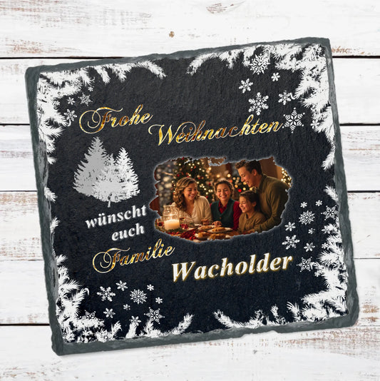 schieferplatte-quadratisch-mit-familienfoto-schriftzug-frohe-weihnachten-wünscht-euch-familie-name-personalisiebar-weihnachtliche-motive-wie-schneeflocken-und-verschneite-zweige