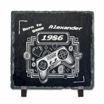 schieferplatte-mit-namen-und-geburtsjahr-im-retro-controller-design
