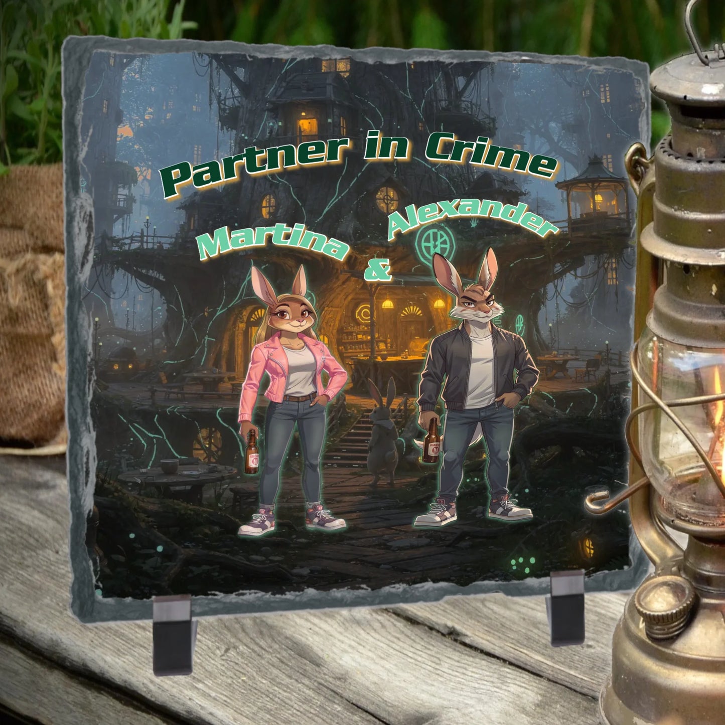 ostergeschenk-paare-schieferplatte-personalisiert-mit-namen-über-zwei-hasen-in-streetstyle-kleidung-schriftzug-oben-partner-in-crime-alles-auf-futuristischem-waldmotiv-als-hintergrund