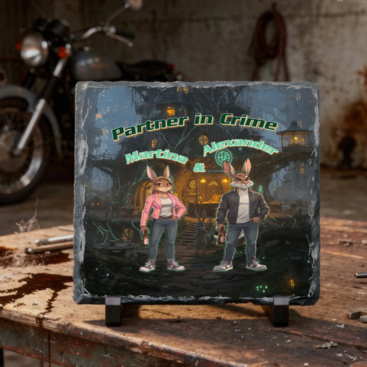 personalisierte-schieferplatte-15x15cm-für-paare-mit-namen-über-zwei-hasen-in-streetstyle-kleidung-mit-schriftzug-partner-in-crime-auf-futuristischem-waldmotiv-als-hintergrund