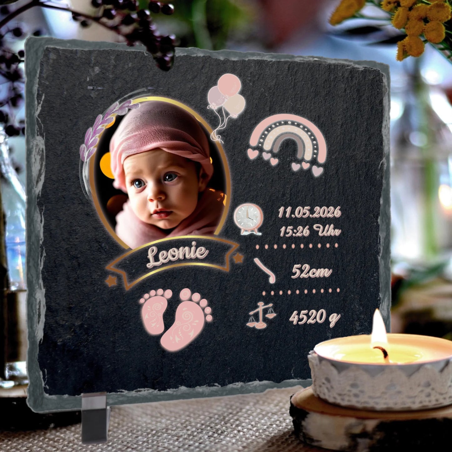 schieferplatte-mit-babyfoto-auf-standfuss-aufgestellt-als-erinnerungsstueck