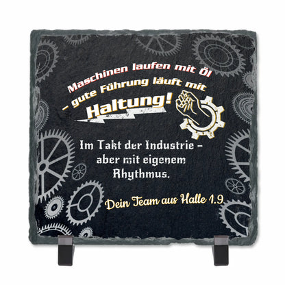 schieferplatte-quadratisch-mit-standfuss-und-text-fuer-chef-als-edles-geschenk