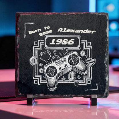 schieferplatte-zum-aufstellen-im-gaming-bereich-mit-controller-und-geburtsjahr