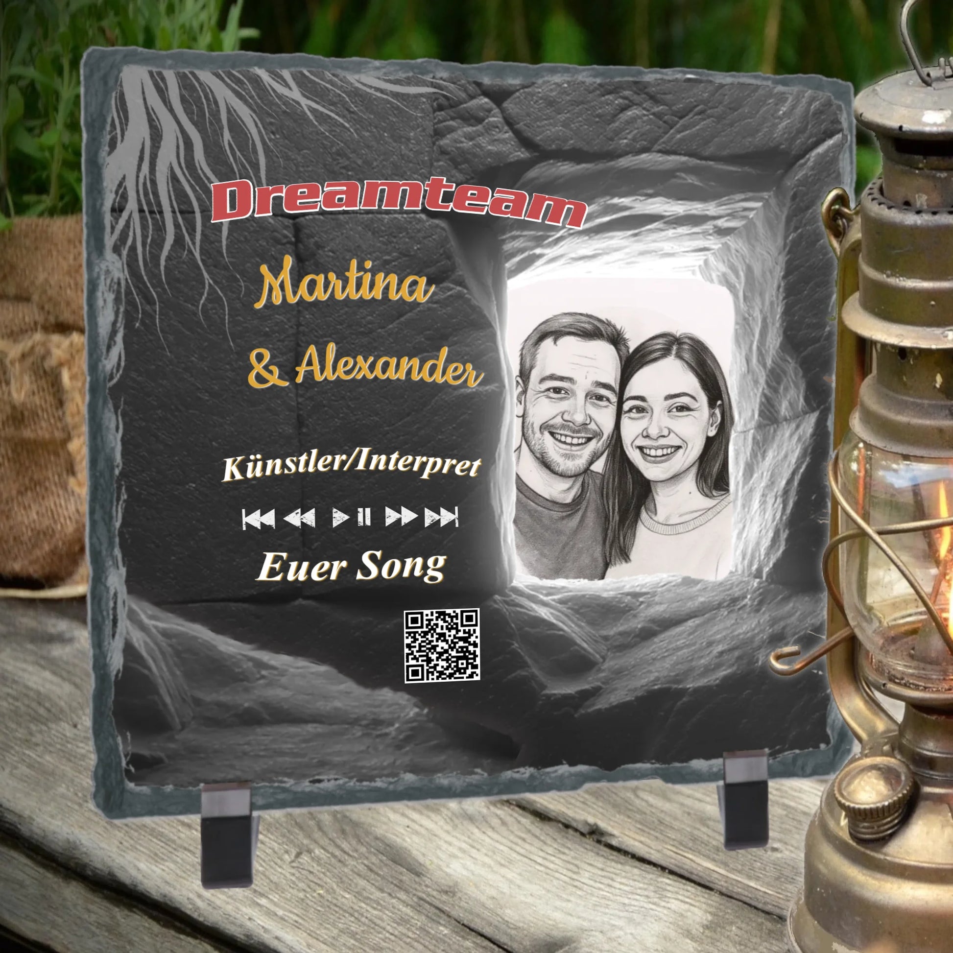 schieferplatte-15x15cm-personalisiert-mit-portrait-zeichnung-namen-und-spotify-song-schieferplatte-steht-auf-tisch-neben-einer-laterne