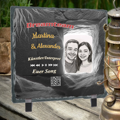 schieferplatte-15x15cm-personalisiert-mit-portrait-zeichnung-namen-und-spotify-song-schieferplatte-steht-auf-tisch-neben-einer-laterne