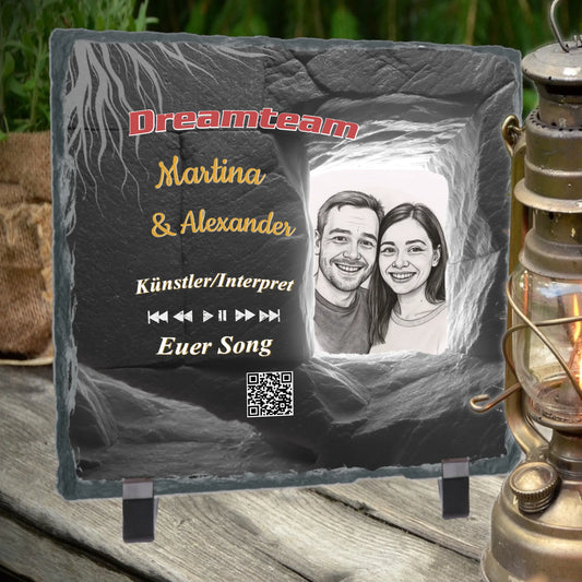 schieferplatte-15x15cm-personalisiert-mit-portrait-zeichnung-namen-und-spotify-song-schieferplatte-steht-auf-tisch-neben-einer-laterne