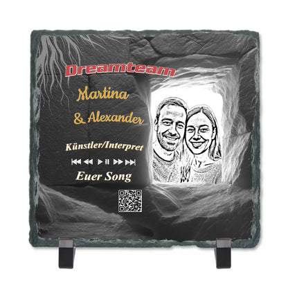 schieferplatte-15x15cm-mit-standfuss-personalisiert-mit-spotify-song-namen-und-skizze-aus-foto