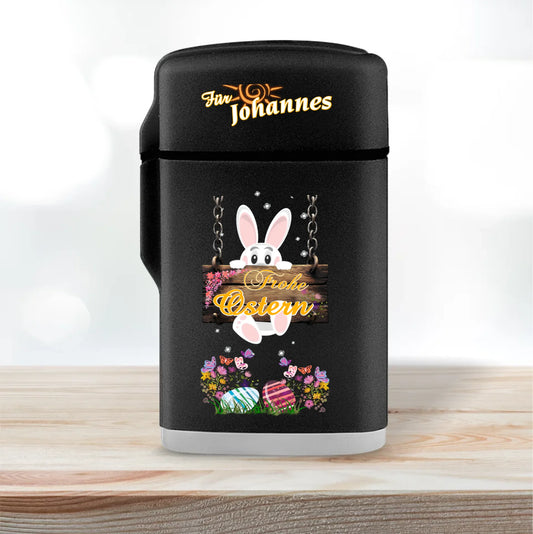 personalisiertes-ostergeschenk-feuerzeug-schwarz-mit-namen-personalisiert-und-osterhase-hängt-an-einem-holzschild